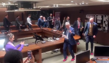 Canada: Gestul unor politicieni de a defila în pantofi roz cu toc stârneşte controverse şi polemici - VIDEO