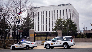 Tass: O femeie lasă două valize la sediul Ambasadei Rusiei la Washington. Secret Service, genişti şi reprezentanţi ai altor servicii americane de urgenţă, chemaţi la faţa locului