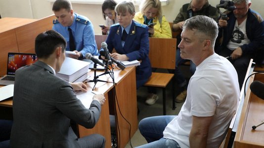 Fostul primar al oraşului Ekaterinburg, Evgheni Roizman, este judecat pentru "discreditarea armatei"