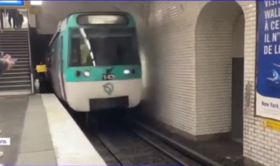 Două persoane au murit lovite de metrou într-o staţie din Paris