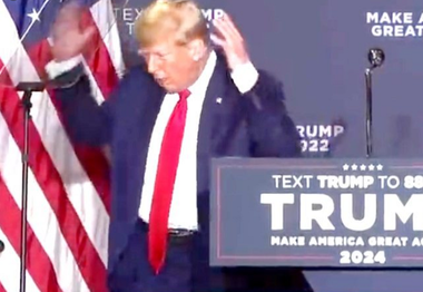 Donald Trump promite să-l ”zdrobească” în 2024 pe Joe Biden, în New Hampshire, în primul miting după inculparea sa istorică, în care-l imită pe un preşedinte senil şi-l atacă pe Ron DeSantis