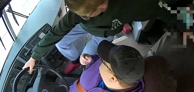 Un elev american de 13 ani, Dillon Reeves, salvează un autobuz şcolar cu elevi în Michigan, după ce şoferiţei i se face rău şi leşină la volan