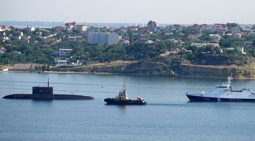 Şeful autorităţii ruse din Crimeea susţine că Sevastopolul a fost atacat cu drone. Incendiu puternic la un rezervor de stocare a combustibilului