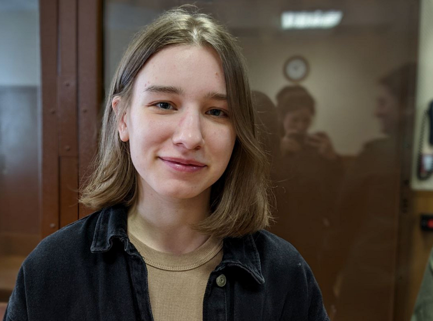 O tânără rusoaică patiser, Anastasia Cerniceva, condamnată la plata unei amenzi pentru că-şi decora prăjiturile cu mesaje împotriva Războiului rus din Ucraina