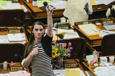 O aleasă transsexuală democrată din Montana, Zooey Zephyr, suspendată în Congresul local