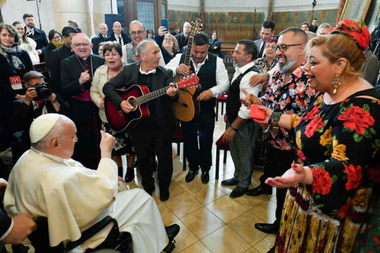 Papa Francisc se întâlneşte cu refugiaţi în Ungaria lui Orban şi pledează în favoarea ”eradicării relelor indiferenţei”