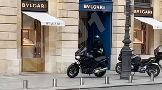 Jaf armat la magazinul de bijuterii de lux Bulgari din Place Vendôme, la Paris. Trei suspecţi au fugit, pe două motociclete negre, de la faţa locului. Prejudiciul, în curs de evaluare