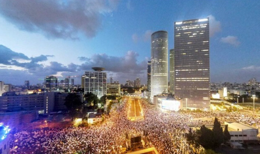 Manifestaţie la Tel Aviv împotriva reformei justiţiei a lui Netanyahu, înaintea redeschiderii sesiunii parlamentare. ”Istoria stă cu ochii pe voi”