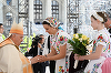 Francisc lansează, la o slujbă în faţa sediului Parlamentului, la Budapesta, un apel vibrant la primirea migranţilor. ”Vă rog, haideţi să deschidem porţile!”. El se roagă pentru ucraineni şi ruşi şi îndeamnă la ”o lume a fraţilor, nu a zidurilor”