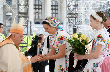 Francisc lansează, la o slujbă în faţa sediului Parlamentului, la Budapesta, un apel vibrant la primirea migranţilor. ”Vă rog, haideţi să deschidem porţile!”. El se roagă pentru ucraineni şi ruşi şi îndeamnă la ”o lume a fraţilor, nu a zidurilor”