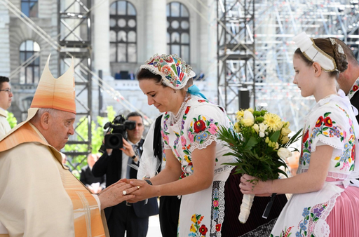 Francisc lansează, la o slujbă în faţa sediului Parlamentului, la Budapesta, un apel vibrant la primirea migranţilor. ”Vă rog, haideţi să deschidem porţile!”. El se roagă pentru ucraineni şi ruşi şi îndeamnă la ”o lume a fraţilor, nu a zidurilor”