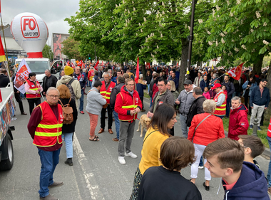 Marş de 1 Mai la Paris, pe fondul contestării reformei pensionării, de la Place de la République la Place de la Nation. Defilări în mai multe oraşe franceze