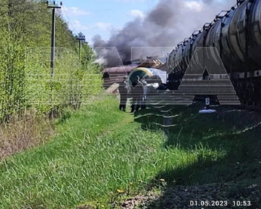 UPDATE-Un tren de marfă deraiază, în regiunea rusă Briansk, din cauza unui ”dispozitiv exploziv”. Locomotiva a luat foc, iar şapte vagoane au ieşit de pe şine, anunţă Căile Ferate ruse. O linie de înaltă tensiune, avariată cu explozivi în Leningrad