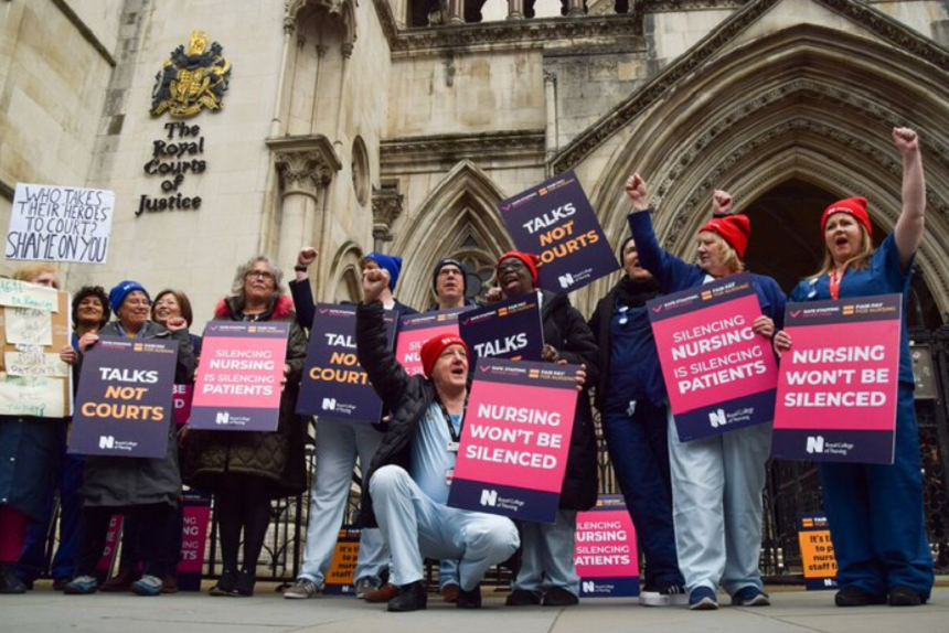 Infirmierii din Regatul Unit, din nou în grevă, de 1 Mai, după ce resping o propunere a Guvernului de creştere a salariilor cu 5%. terapia intensivă şi oncologia, pentru prima oară în grevă