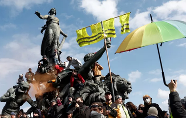 2,3 milioane de persoane au manifestat în Franţa de 1 Mai, 550.000 la Paris, anunţă Confederaţia Generală a Muncii. Cel puţin 180 de arestări în toată ţara, 53 la Paris, unde un poliţist a fost incendiat cu un cocteil Molotov
