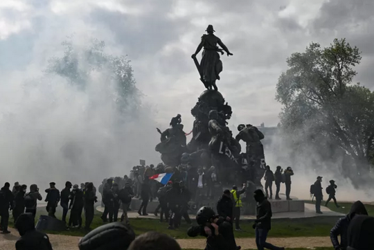 Proteste în Franţa: Peste 100 de poliţişti răniţi la manifestaţiile de 1 Mai