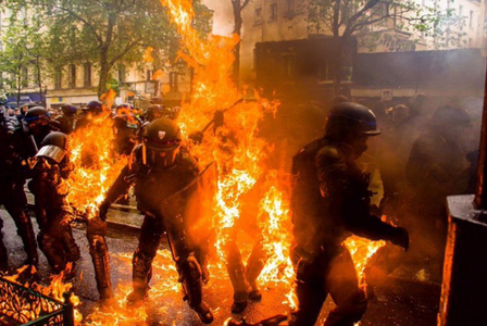 Anchetă cu privire la tentativă de omor după incendierea unui poliţist cu un cocteil Molotov la Paris de 1 Mai. ”Spărgători extrem de violenţi, au venit cu un scop: să ucidă poliţişti şi să ia bunurile altora”, acuză Gérald Darmanin