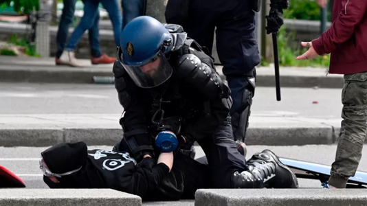 Cel puţin 540 de arestări în Franţa, la manifestaţii de 1 Mai. 406 poliţişti şi jandarmi, răniţi în violenţe, dar şi 61 de manifestanţi. Trei poliţişti, într-o situaţie ”extrem de dificilă”. Gérald Darmanin cere sancţiuni penale mai aspre împotriva ”spărg