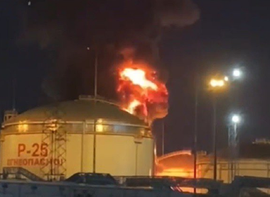 Un depozit de carburant, în flăcări, în apropiere de Crimeea. Atac cu drone explozive la Kiev, toate doborâte, fără victime şi fără pagube, Patru morţi şi şapte răniţi în atacuri ruse în Herson