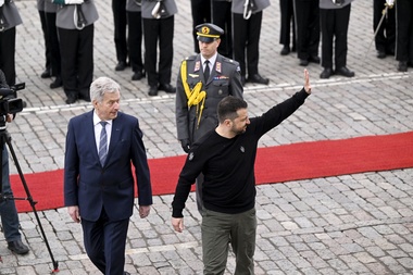 Preşedintele Zelenski se află în Finlanda, unde se va întâlni cu liderii ţărilor nordice. Sute de oameni s-au adunat pentru a-l aclama