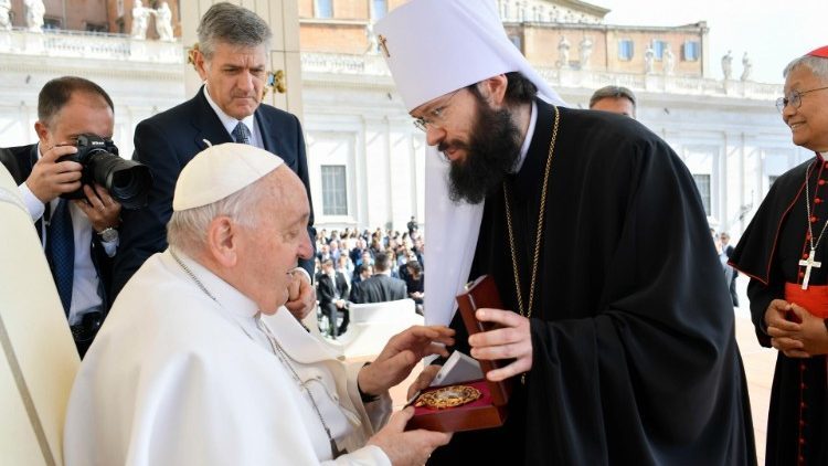 Papa s-a întâlnit cu numărul doi al Bisericii de la Moscova după comentariul său derutant despre "misiunea" de pace