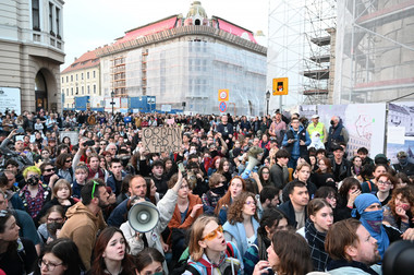 Poliţia a tras cu gaze lacrimogene în adolescenţi care protestau faţă de reformele lui Viktor Orban în domeniul educaţiei