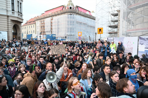 Poliţia a tras cu gaze lacrimogene în adolescenţi care protestau faţă de reformele lui Viktor Orban în domeniul educaţiei