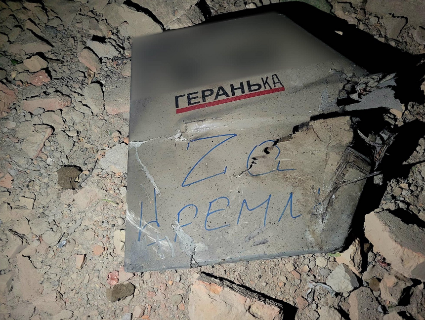 ”Pentru Kremlin” şi ”pentru Moscova”, scrie pe două dintr-un număr de 12 drone ruse doborâte la Odesa, o răzbunare după atacul de la Kremlin. Alte trei drone au lovit dormitoarele unei instituţii de învăţământ