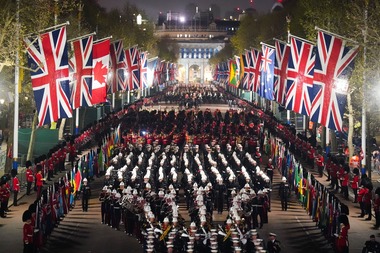 ÎNCORONARE CHARLES. Un eveniment fără precedent în ultimele şapte decenii este întâmpinat cu sentimente mixte de britanici: unii sunt nerăbdători şi emoţionaţi, alţii sunt apatici şi aşteaptă doar zilele libere