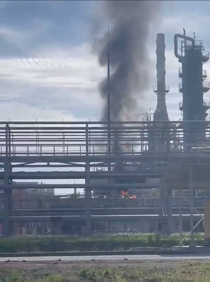 Un atac cu drone provoacă un nou incendiu la rafinăria rusă de petrol Ilski din apropierea portului Novorossiisk de la Marea Neagră, care a ars şi joi - TASS