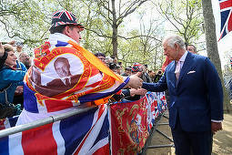 Regele Charles şi prinţul William au făcut o baie de mulţime în faţa Palatului Buckingham cu o zi înainte de încoronare - VIDEO