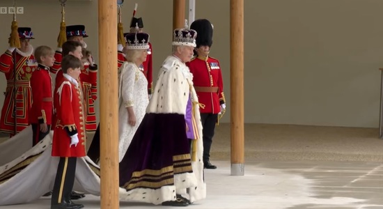Regele Charles şi regina Camilla au primit salutul din partea trupelor la Palatul Buckingham  - FOTO