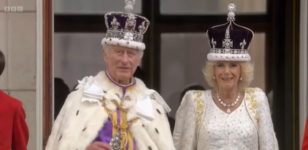 Regele Charles şi Regina Camilla au salutat mulţimea de la balconul Palatului Buckingham după încoronare - VIDEO
