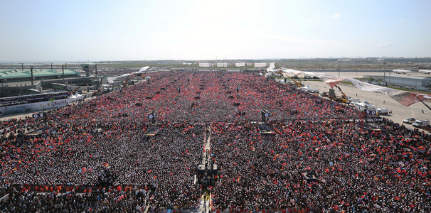 Miting masiv la Istanbul pentru Erdogan: sunt prezenţi 1,7 milioane de oameni - VIDEO