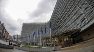 Comisia Europeană le prezintă Celor 27 al 11-lea pachet de sancţiuni vizând Rusia. Opt companii din China şi Hong Kong, acuzate de reexportarea de bunuri sensibile către complexul militar rus, vizate într-un total de 541, inclusiv din Iran, EAU, Uzbekistan, Armenia şi Siria
