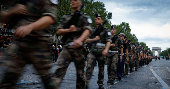 Persoanele seropozitive se vor putea angaja în armata franceză, anunţă ministrul francez al Apărării Sébastien Lecornu