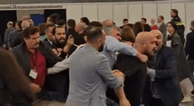”Încăierare uriaşă” într-o secţie de votare la Amsterdam, între alegători turco-olandezi care votau anticipat în alegerile din Turcia de la 14 mai. Cel puţin două persoane rănite