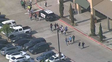 Trei copii  şi o tânără ingineră din India, printre victimele împuşcăturilor de la mall-ul Allen din Texas 