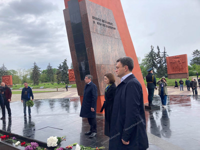 Maia Sandu a depus flori de 9 Mai la memorialul „Eternitatea”:  „Suntem aici ca să condamnăm agresiunea curentă a Federaţiei Ruse împotriva Ucrainei”