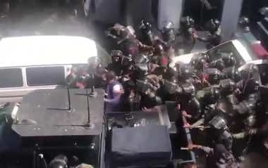 Scene dramatice la Islamabad: Fostul premier pakistanez Imran Khan a fost arestat de zeci de mascaţi când a venit la tribunal - VIDEO