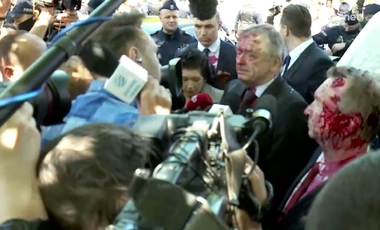 ERATĂ - Ambasadorul Rusiei în Polonia nu a fost lăsat să depună de Ziua Victoriei o coroană de flori la memorialul soldaţilor sovietici din Varşovia. În urmă cu un an, el fusese stropit cu vopsea cu ocazia aceluiaşi eveniment - VIDEO