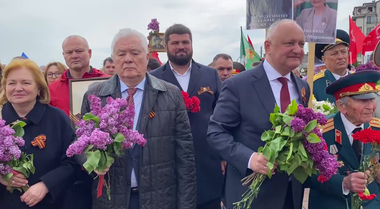 9 Mai la Chişinău: Partidul lui Ilan Şor şi socialiştii lui Dodon au marcat Ziua Victoriei cu panglici interzise, portretul lui Stalin şi nostalgie sovietică - FOTO / Cinci partide proeuropene au semnat o declaraţie comună de Ziua Europei