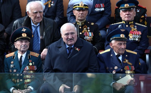 Speculaţii că Aleksandr Lukaşenko ar fi bolnav: Liderul din Belarus a evitat să se plimbe, iar după parada din Piaţa Roşie a plecat acasă şi nu a participat la prânzul oferit de Putin. La Minsk, pentru prima dată nu a ţinut un discurs