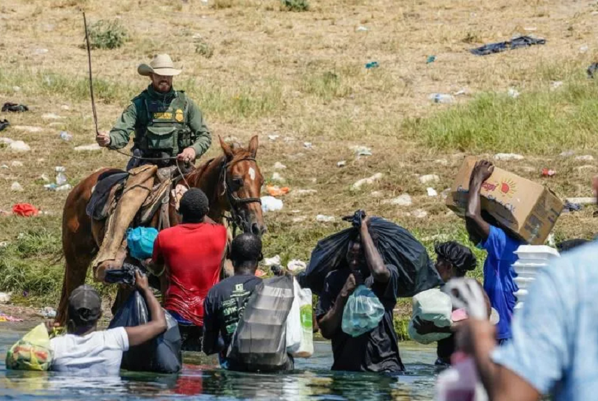 Sute de migranţi, în apropierea zidului dintre SUA şi Mexic, în condiţiile în care interdicţia COVID-19 se va încheia / Ei speră să ceară azil în SUA, deşi autorităţile au transmis că nu se vor deschide graniţele 