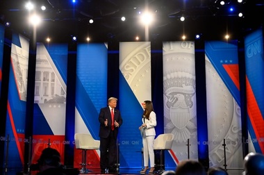 Donald Trump a revenit la CNN şi a reluat partitura favorită: alegeri "trucate", teorii ale conspiraţiei, injurii, provocări. Biden a reacţionat