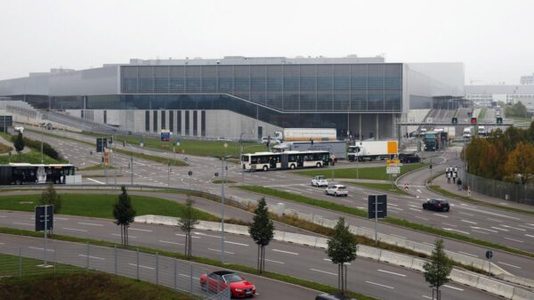 UPDATE - Doi morţi într-un atac armat într-o fabrică Mercedes din Germania. Suspectul a fost arestat