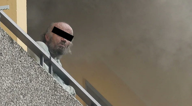Doisprezece pompieri şi poliţişti răniţi în vestul Germaniei, de către un bărbat care a provocat o explozie şi a incendiat un apartament la Ratingen. Bărbatul, arestat de Forţe Speciale, care au găsit în apartament un cadavru ars, probabil mama acestuia