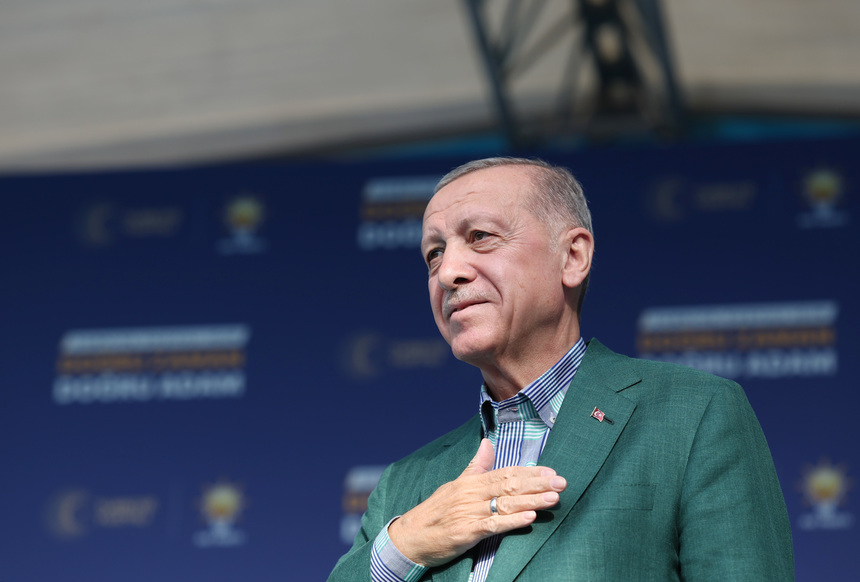 Erdogan, maestrul campaniilor electorale din Turcia, se confruntă cu cea mai dură competiţie de până acum. De ce retragerea unui contracandidat marginal, cu trei zile înainte de alegeri, îi complică şi mai mult sarcina