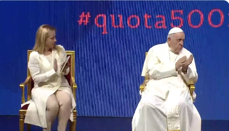 Papa spune, cu premierul Giorgia Meloni de faţă, că doar cei bogaţi îşi permit să aibă copii în Italia