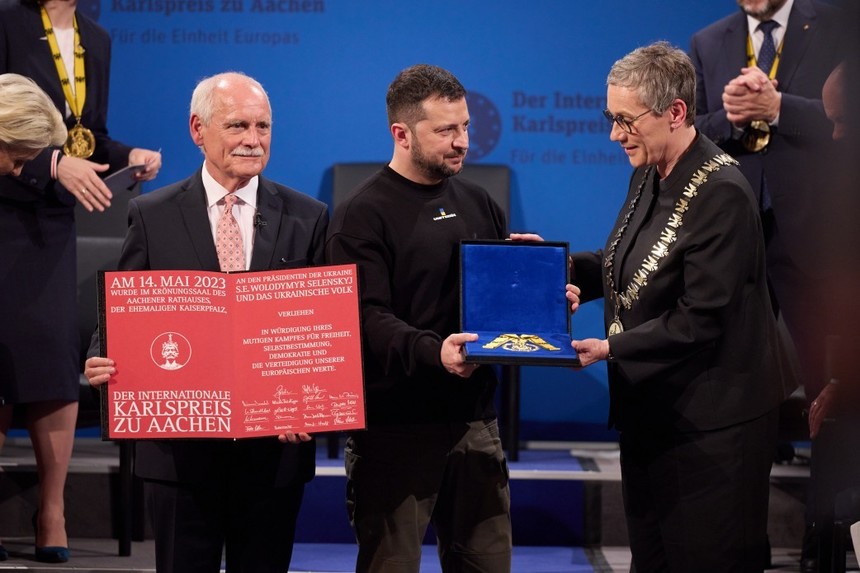 Zelenski a primit premiul Charlemagne în prezenţa mai multor lideri europeni - FOTO